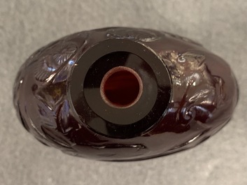 Vier Chinese snuifflessen in rood en roze glas, 19/20e eeuw