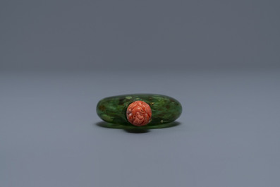 Une tabati&egrave;re en verre sandwich biotite, Verrerie Imp&eacute;riale, P&eacute;kin, Chine, 1720-1840