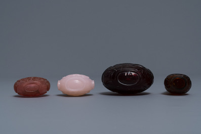 Vier Chinese snuifflessen in rood en roze glas, 19/20e eeuw