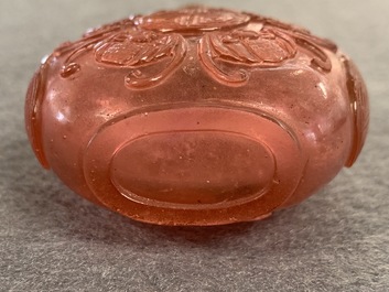 Vier Chinese snuifflessen in rood en roze glas, 19/20e eeuw