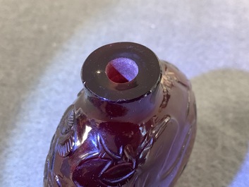 Vier Chinese snuifflessen in rood en roze glas, 19/20e eeuw