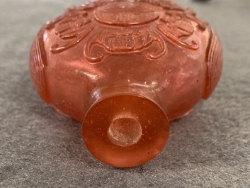 Vier Chinese snuifflessen in rood en roze glas, 19/20e eeuw