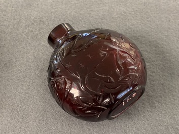 Vier Chinese snuifflessen in rood en roze glas, 19/20e eeuw
