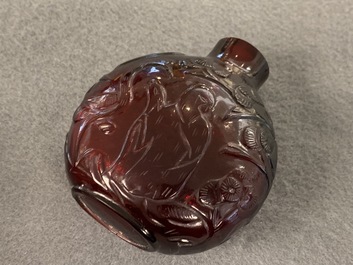 Vier Chinese snuifflessen in rood en roze glas, 19/20e eeuw