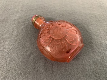 Vier Chinese snuifflessen in rood en roze glas, 19/20e eeuw