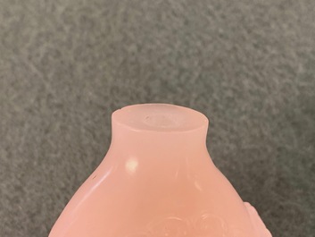Vier Chinese snuifflessen in rood en roze glas, 19/20e eeuw