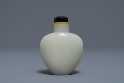 A Chinese pale celadon jade snuff bottle, 19th C.
