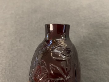 Vier Chinese snuifflessen in rood en roze glas, 19/20e eeuw