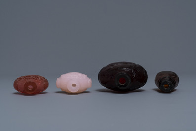 Vier Chinese snuifflessen in rood en roze glas, 19/20e eeuw
