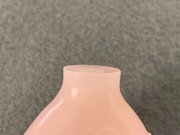 Vier Chinese snuifflessen in rood en roze glas, 19/20e eeuw