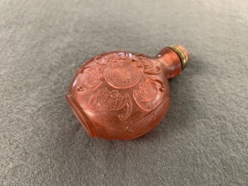 Vier Chinese snuifflessen in rood en roze glas, 19/20e eeuw