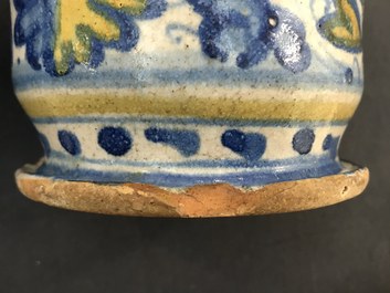 Een polychrome Antwerpse majolica albarello, 2e helft 16e eeuw