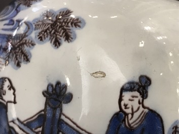 Een fijn blauw-wit en mangaan Delfts chinoiserie vaasje, 2e helft 17e eeuw
