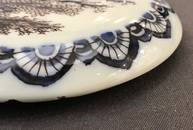 Un pot couvert en fa&iuml;ence de Delft en bleu, blanc et mangan&egrave;se &agrave; d&eacute;cor de chinoiserie, dernier quart du 17&egrave;me