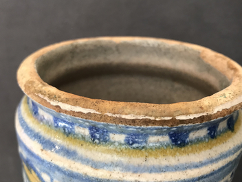 Een polychrome Antwerpse majolica albarello, 2e helft 16e eeuw