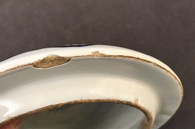 Un pot couvert en fa&iuml;ence de Delft en bleu, blanc et mangan&egrave;se &agrave; d&eacute;cor de chinoiserie, dernier quart du 17&egrave;me
