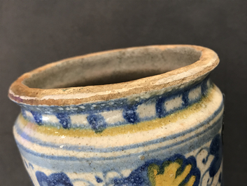 Een polychrome Antwerpse majolica albarello, 2e helft 16e eeuw
