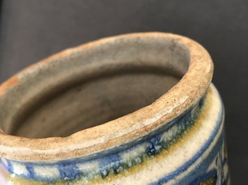 Een polychrome Antwerpse majolica albarello, 2e helft 16e eeuw
