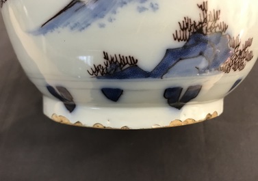 Un pot couvert en fa&iuml;ence de Delft en bleu, blanc et mangan&egrave;se &agrave; d&eacute;cor de chinoiserie, dernier quart du 17&egrave;me