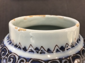 Un pot couvert en fa&iuml;ence de Delft en bleu, blanc et mangan&egrave;se &agrave; d&eacute;cor de chinoiserie, dernier quart du 17&egrave;me