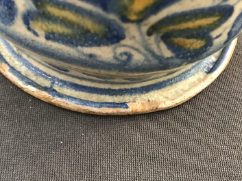 Een polychrome Antwerpse majolica albarello, 2e helft 16e eeuw