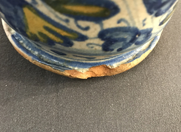 Een polychrome Antwerpse majolica albarello, 2e helft 16e eeuw