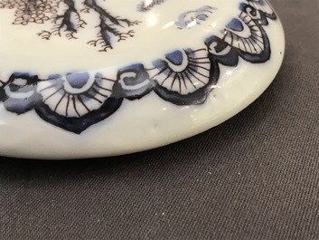 Un pot couvert en fa&iuml;ence de Delft en bleu, blanc et mangan&egrave;se &agrave; d&eacute;cor de chinoiserie, dernier quart du 17&egrave;me