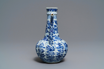 Een Chinese blauw-witte kendi met floraal decor, Kangxi