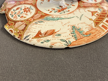 Een Delfts dor&eacute; botervloot met deksel met chinoiserie landschap, 18e eeuw