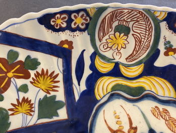 Een gelobde ovale polychrome Delftse 'bliksem' schotel, begin 18e eeuw