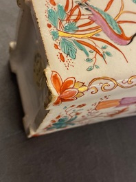 Een Delfts dor&eacute; chinoiserie theebus met deksel, 18e eeuw