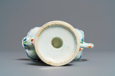Une verseuse en porcelaine de Chine famille rose &agrave; d&eacute;cor 'Feuille de tabac', Qianlong
