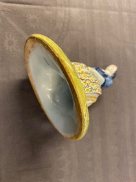 Een polychrome Delftse botervloot met een groentenverkoopster, 18e eeuw