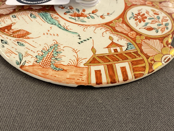 Een Delfts dor&eacute; botervloot met deksel met chinoiserie landschap, 18e eeuw