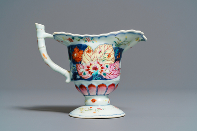 Une verseuse en porcelaine de Chine famille rose &agrave; d&eacute;cor 'Feuille de tabac', Qianlong
