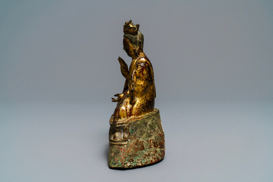 Une figure de Bouddha en bronze dor&eacute; et laqu&eacute;, Birmanie, 17/18&egrave;me