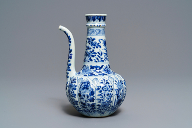 Een Chinese blauw-witte kendi met floraal decor, Kangxi