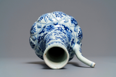 Een Chinese blauw-witte kendi met floraal decor, Kangxi