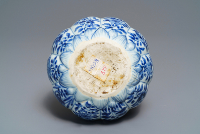 Een Chinese blauw-witte kendi met floraal decor, Kangxi