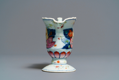 Une verseuse en porcelaine de Chine famille rose &agrave; d&eacute;cor 'Feuille de tabac', Qianlong