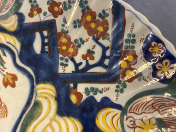 Een gelobde ovale polychrome Delftse 'bliksem' schotel, begin 18e eeuw