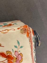 Een Delfts dor&eacute; chinoiserie theebus met deksel, 18e eeuw