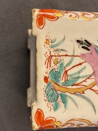 Een Delfts dor&eacute; chinoiserie theebus met deksel, 18e eeuw