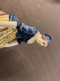 Een polychrome Delftse botervloot met een groentenverkoopster, 18e eeuw