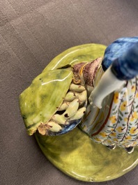 Een polychrome Delftse botervloot met een groentenverkoopster, 18e eeuw