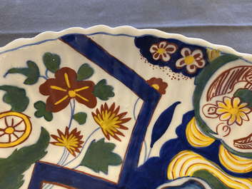 Een gelobde ovale polychrome Delftse 'bliksem' schotel, begin 18e eeuw