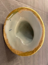 Een polychrome Delftse botervloot met een groentenverkoopster, 18e eeuw