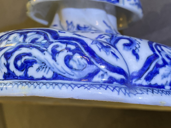 Een getorste blauw-witte Delftse kandelaar, eind 17e eeuw
