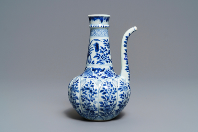 Een Chinese blauw-witte kendi met floraal decor, Kangxi