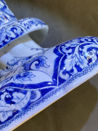 Een getorste blauw-witte Delftse kandelaar, eind 17e eeuw